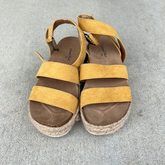 Universal Thread Platform Sandals - Picture 2 of 4